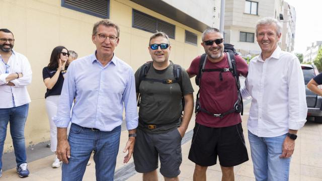 El presidente del Partido Popular, Alberto Núñez Feijóo (1i), y el presidente de la Xunta, Alfonso Rueda (1d), junto a algunos peregrinos en un tramo del Camino de Santiago a su paso por Pontevedra