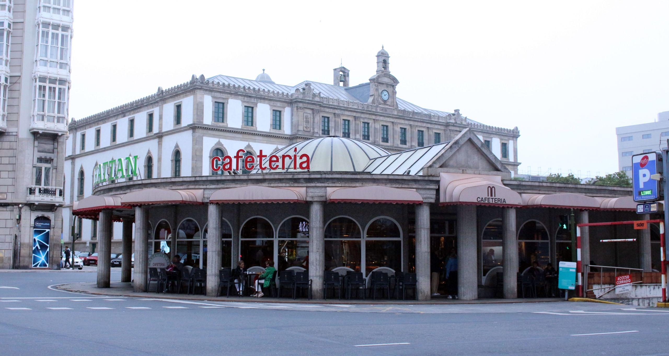 Exterior de la Cafetería Manhattan, situada en la plaza de Pontevedra de A Coruña (Quincemil).