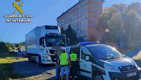 La Guardia Civil realiza un control al camionero en Pontevedra.