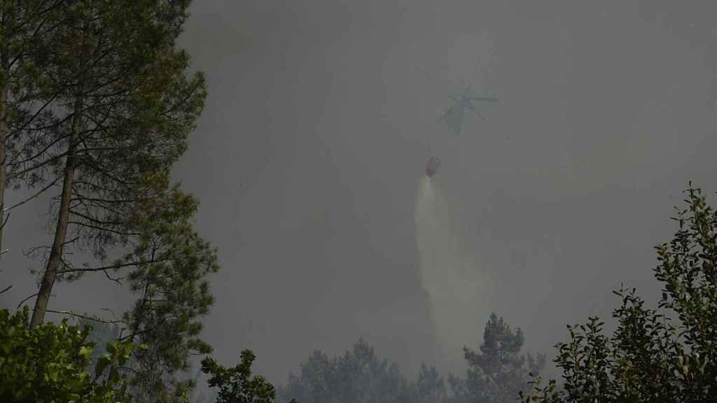 Un helicóptero trabaja en la extinción de un incendio.