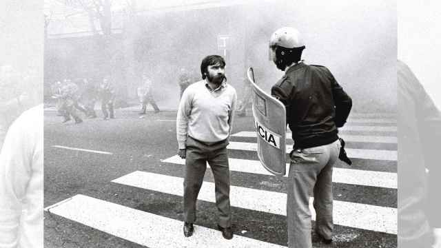 Emilio Vieites, Miluco, frente a un policía en una protesta en el año 84.