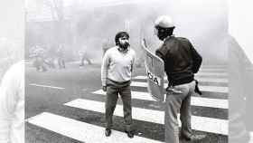 Emilio Vieites, Miluco, frente a un policía en una protesta en el año 84.