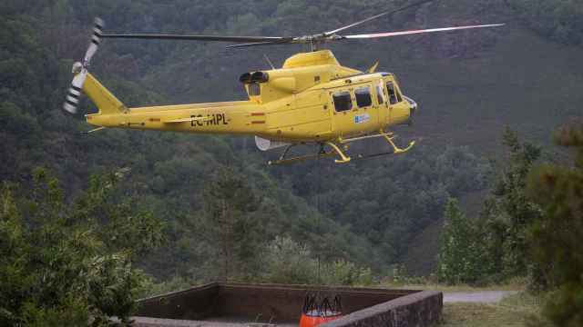 Imagen de archivo. Un helicóptero anti incendios en un fuego forestal de Galicia.
