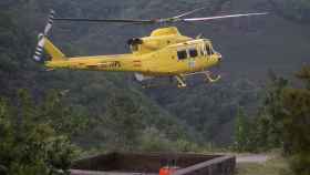Imagen de archivo. Un helicóptero anti incendios en un fuego forestal de Galicia.