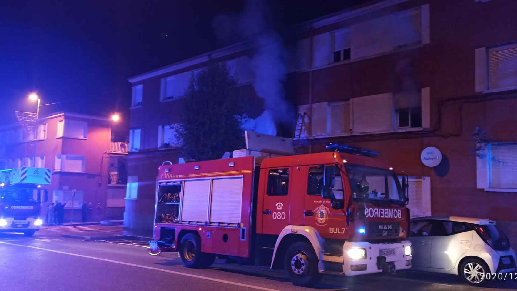 Varios camiones de bomberos de Vigo movilizados por un incendio en la ciudad.