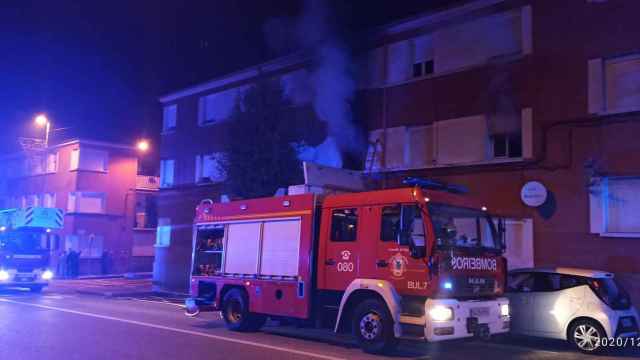 Varios camiones de bomberos de Vigo movilizados por un incendio en la ciudad.