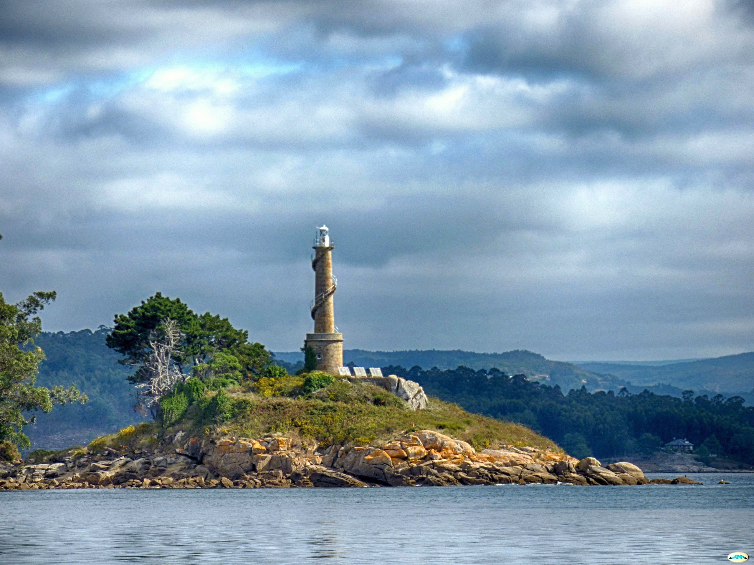 Faro de Tenlo, isla de Tambo. Foto: Wikipedia