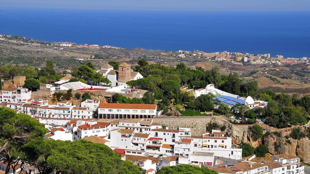 Mijas se asienta en el monte pero se extiende hasta el mar.