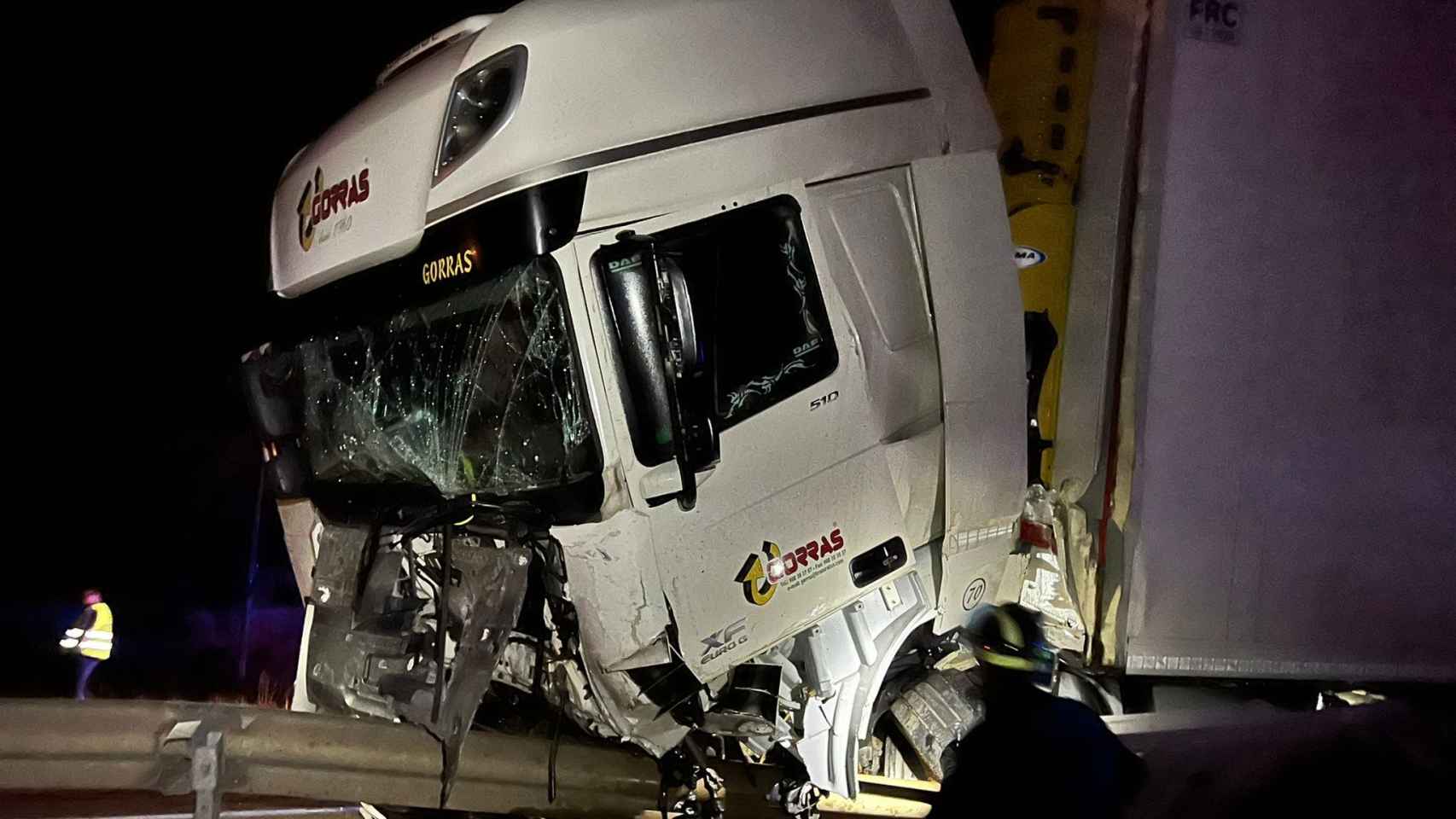 El camión, destrozado tras el accidente en Peñafiel