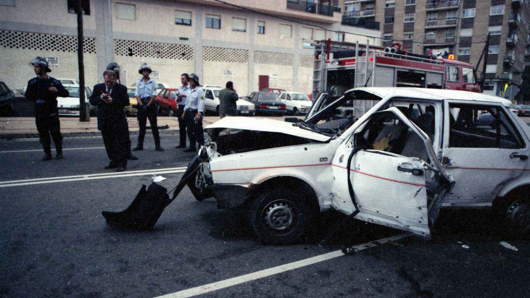 Imagen del vehículo destrozado del capitán Juan Aliste tras el atentado en Salamanca el 11 de noviembre de 1995.