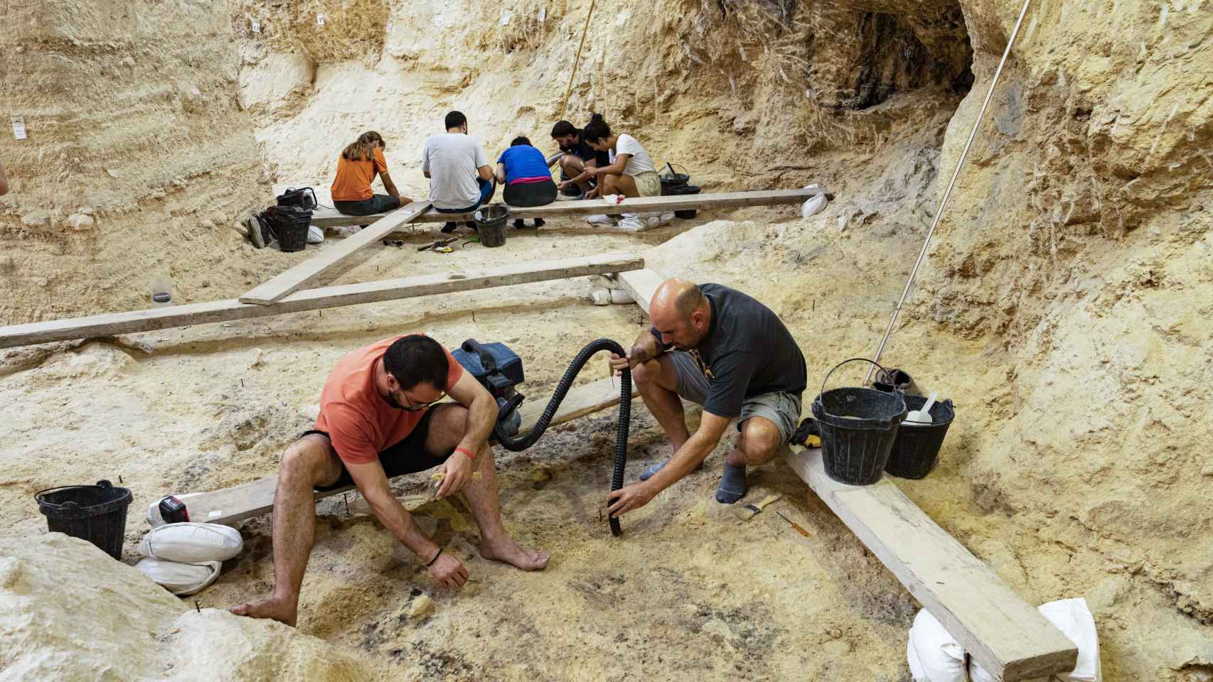 Un grupo de arqueólogos trabaja en el yacimiento del Abric Romaní en Capellades (Anoia)