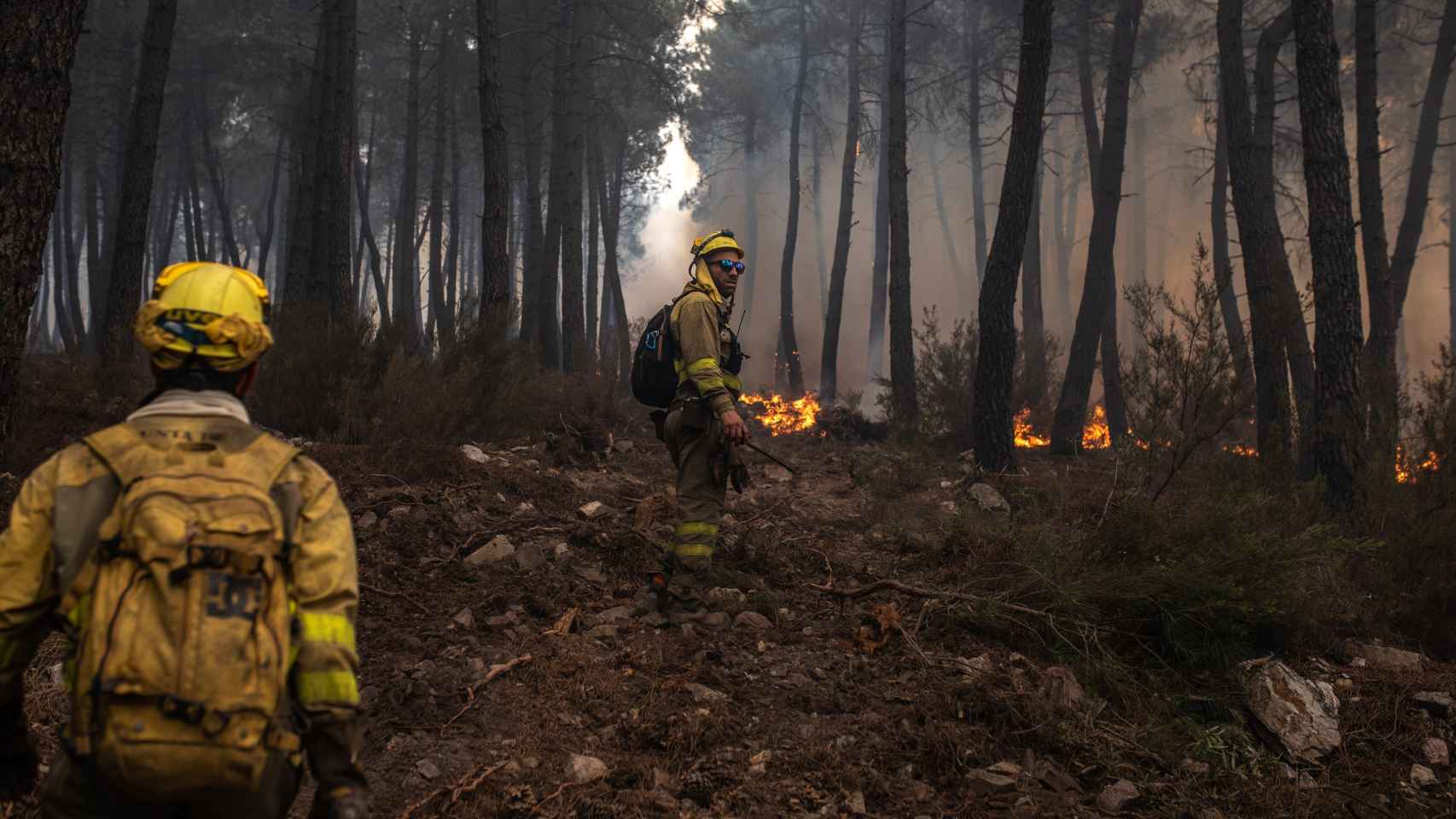Varios bomberos trabajan en las tareas de extinción de los incendios en la Sierra de la Culebra, en Zamora