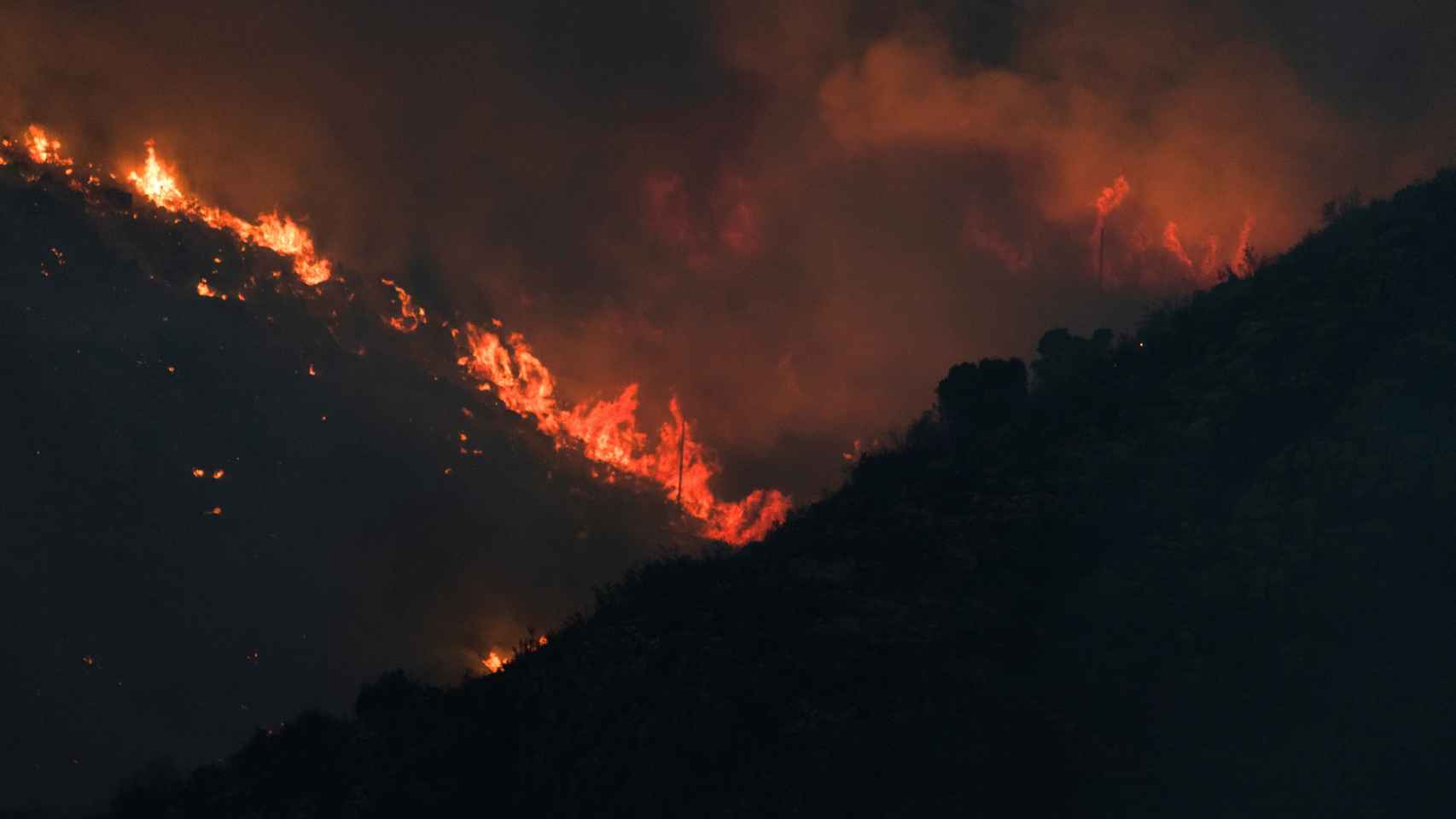 Vista nocturna del incendio de Vall D'Ebo, cerca de Pego, Comunidad Valenciana