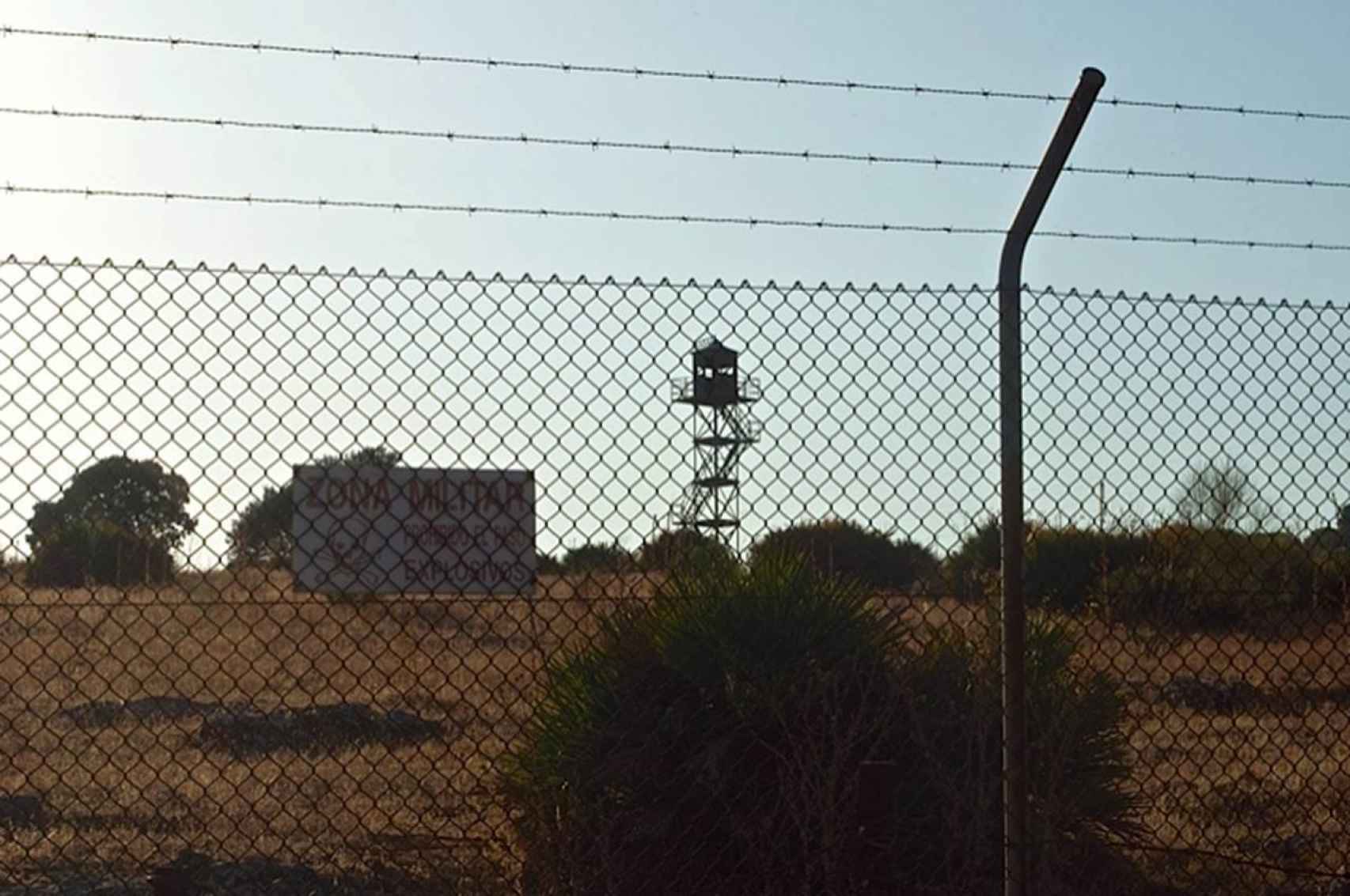 Alambrada y torre de vigilancia en el actual recinto militar de Matallana (Lora del Río), donde estaba el antiguo campo de concentración de la Segunda Agrupación de Batallones Disciplinarios de Soldados Trabajadores Penados.