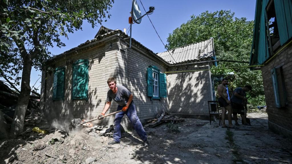 Un hombre retira restos de un ataque aéreos cerca de Chapline, Ucrania