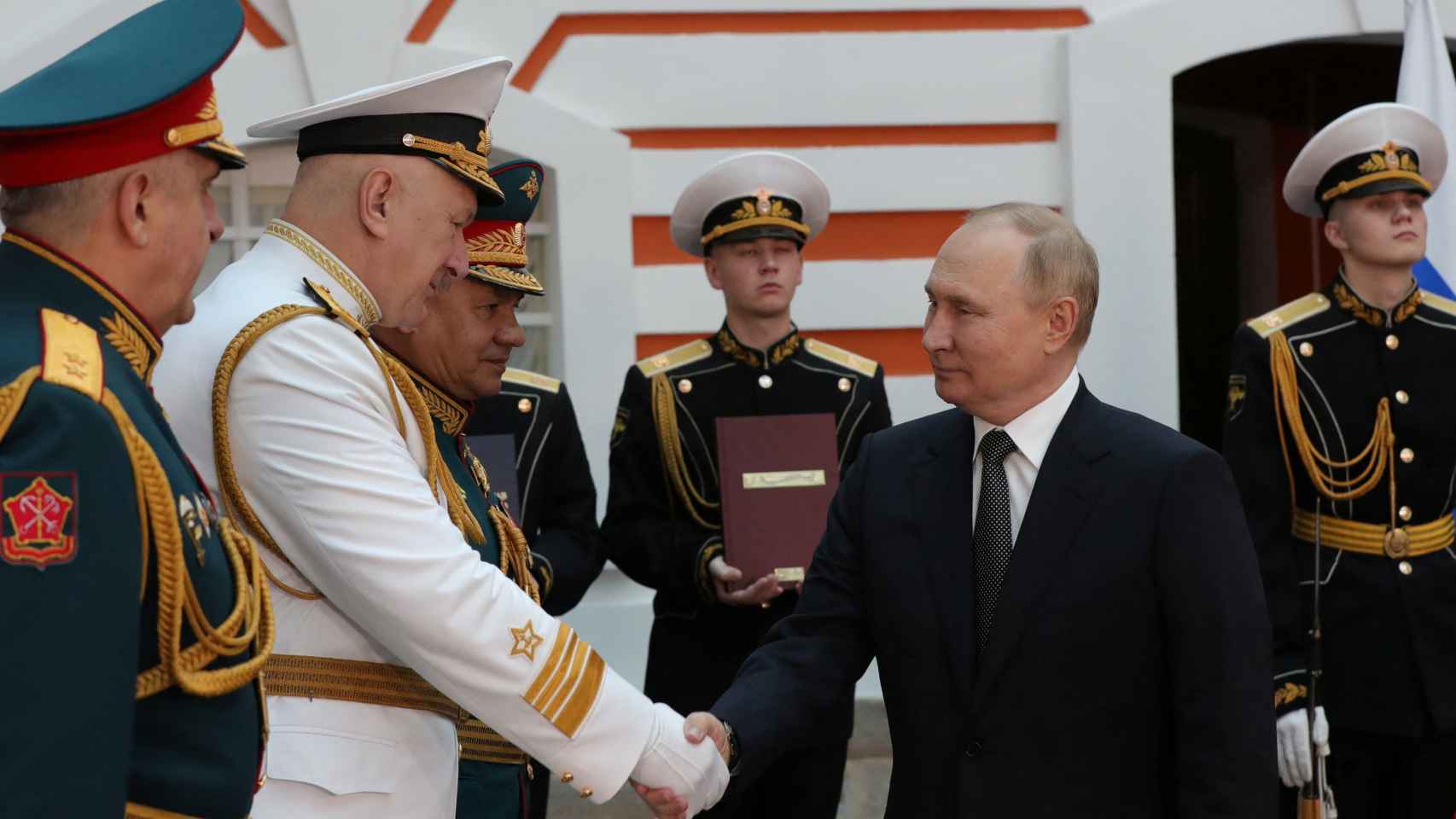 Vladímir Putin, el ministro de defense Sergei Shoigu y el almirante de la Marina rusa, Nikolai Yevmenov.