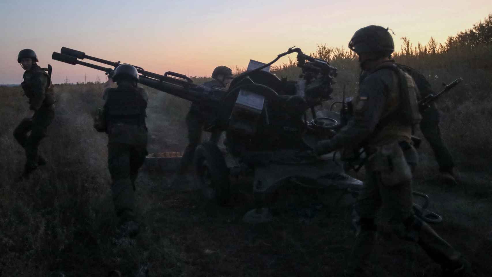 Soldados ucranianos cargan un cañón antiaéreo ZU-23-2 en la región de Járkov.