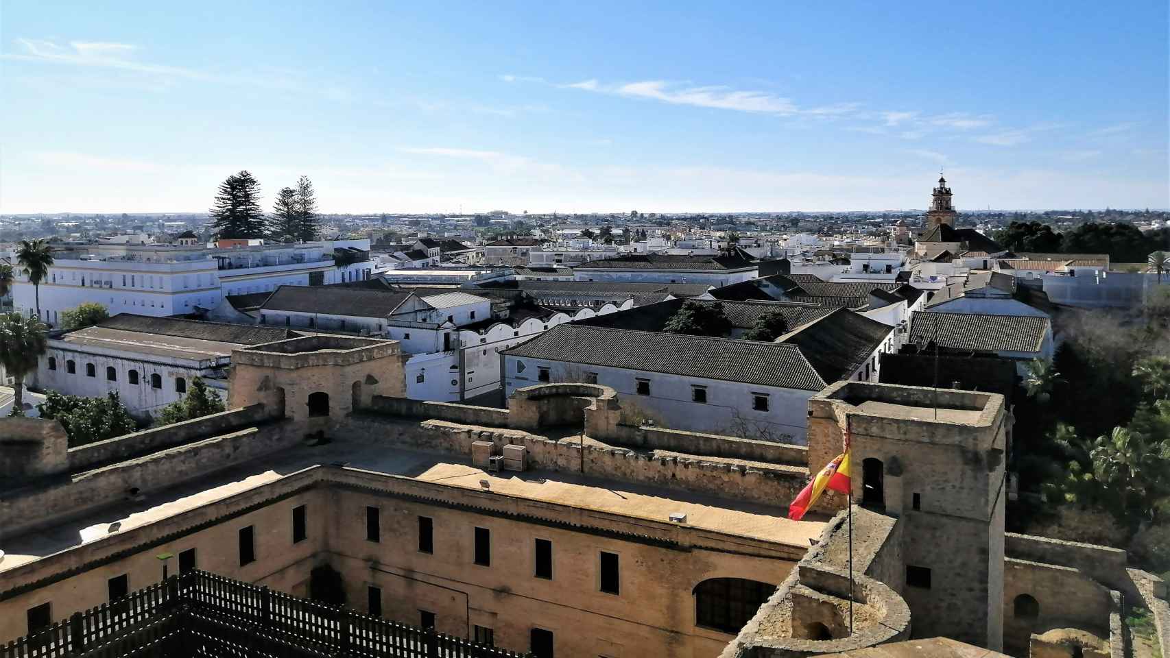 Vista de Sanlúcar de Barrameda (Cádiz) desde el castillo de Santiago. Aquí se alojaba el batallón del que escapó Salvador Tejada Pino.