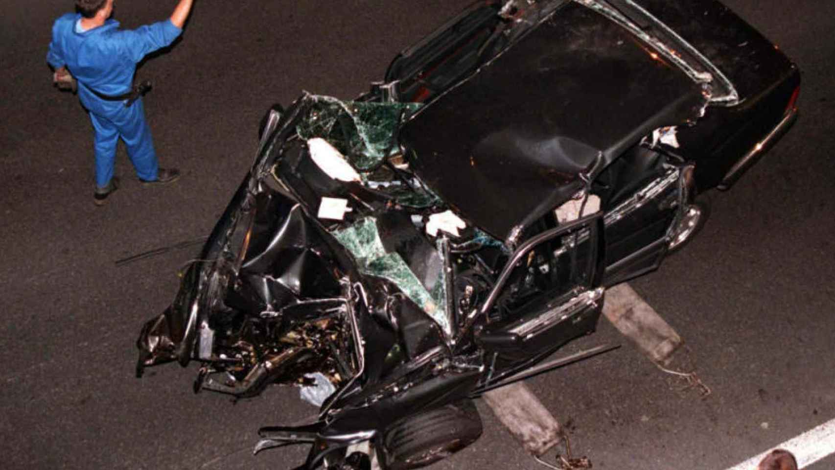 Vista del vehículo destrozado en el que viajaba Diana de Gales