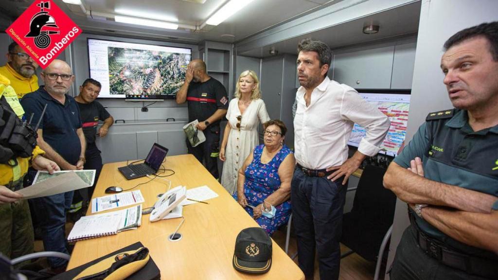 Mazón visita el PMA (Puesto de Mando Avanzado) durante los momentos críticos del incendio de La Vall d’Ebo.