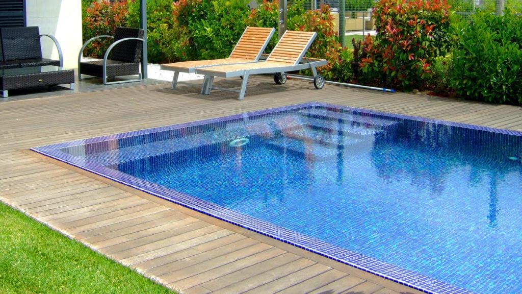 Una piscina en una vivienda.