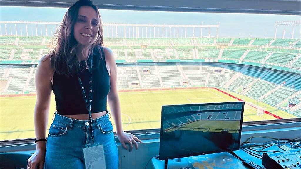 Andrea Segura, en el estadio del Elche el pasado lunes donde narró el partido para DAZN.