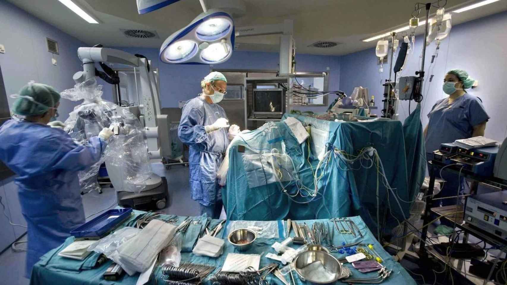 Varios doctores durante una operación