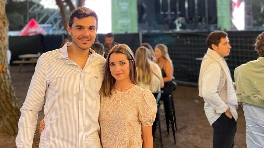 Marcos Pastor, el colegiado que pidió matrimonio en el Trofeo Diputación de Valladolid, junto con su novia Beatriz