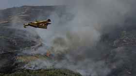 Un hidroavión realiza labores de extinción de un incendio forestal en la Serra do Leboreiro, en el parque natural de Baixa Limia e Serra do Xurés.