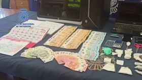 Droga, dinero y objetos intervenidos en una operación policial.