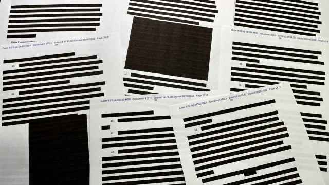 Páginas sueltas del documento del registro a la mansión de Donald Trump