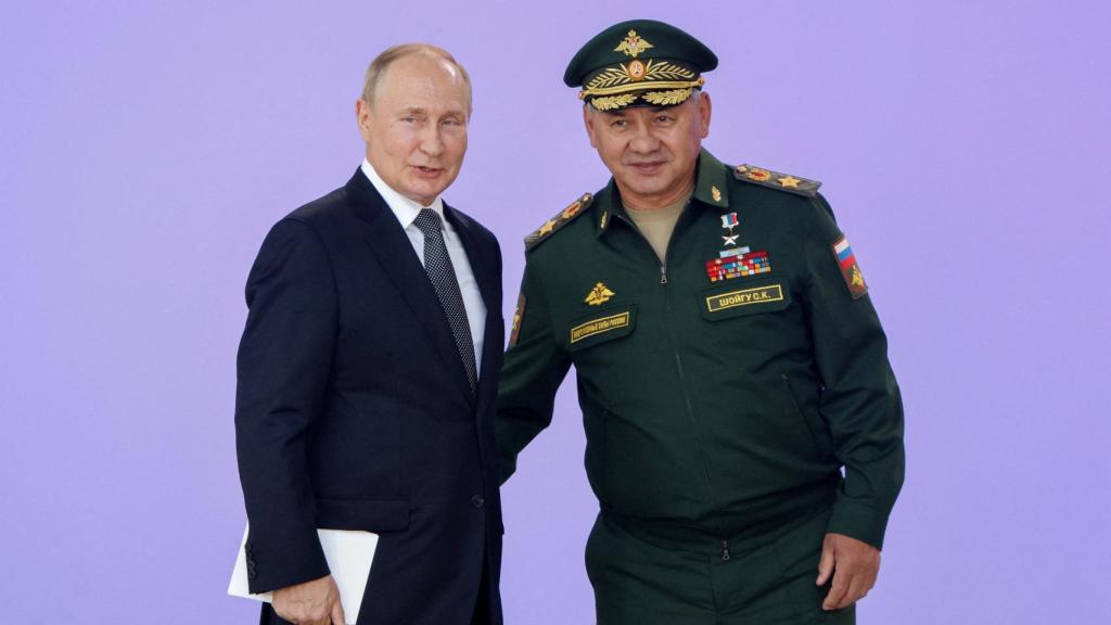 Vladímir Putin y su ministro de Defensa Sergei Shoigu en la feria de Defensa Army-2022.