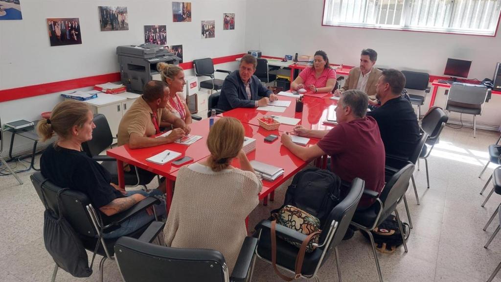 Reunión de dirigentes del PSdeG provincial de A Coruña con trabajadores de Teleperformance.