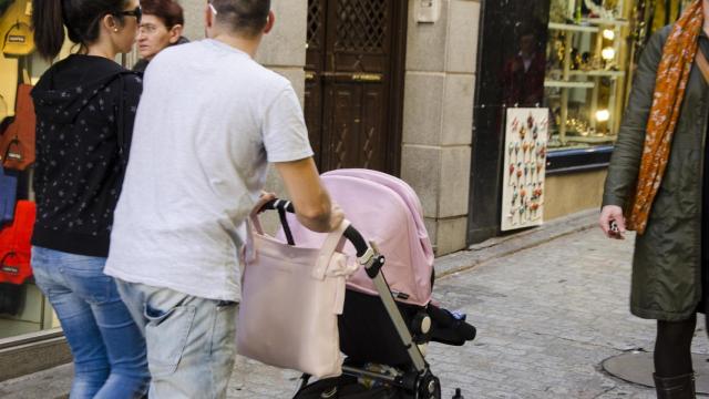 Una pareja pasea con un carrito.