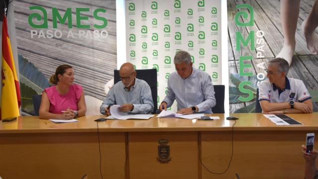 Firma del convenio entre el Monbús Obradoiro, Fundación Hercales y el gobierno local