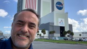 Eduardo, delante del Centro de Control de la NASA en Houston.