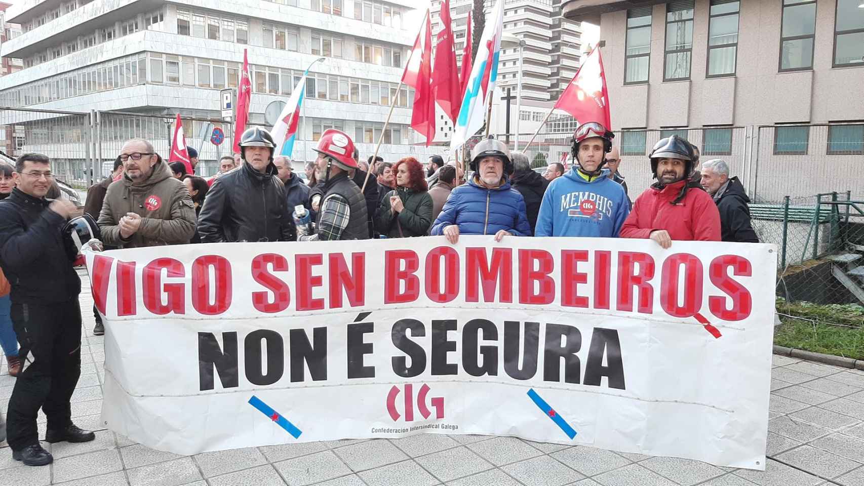 Imagen de archivo de una concentración de bomberos de Vigo, a las puertas de los juzgados de la ciudad.