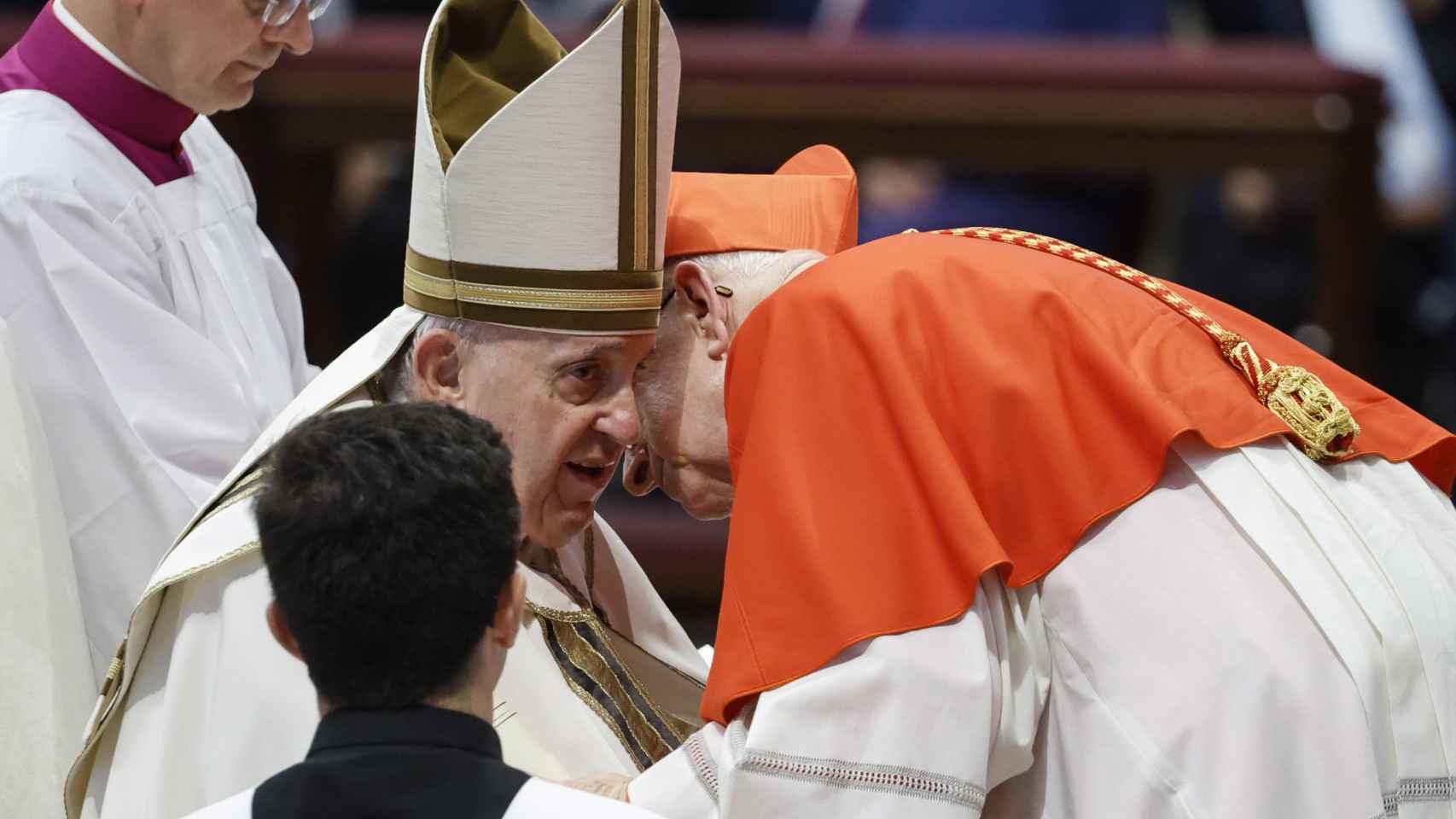 El Papa Francisco junto al nuevo cardenal español, Fernando Vérgez Alzaga.