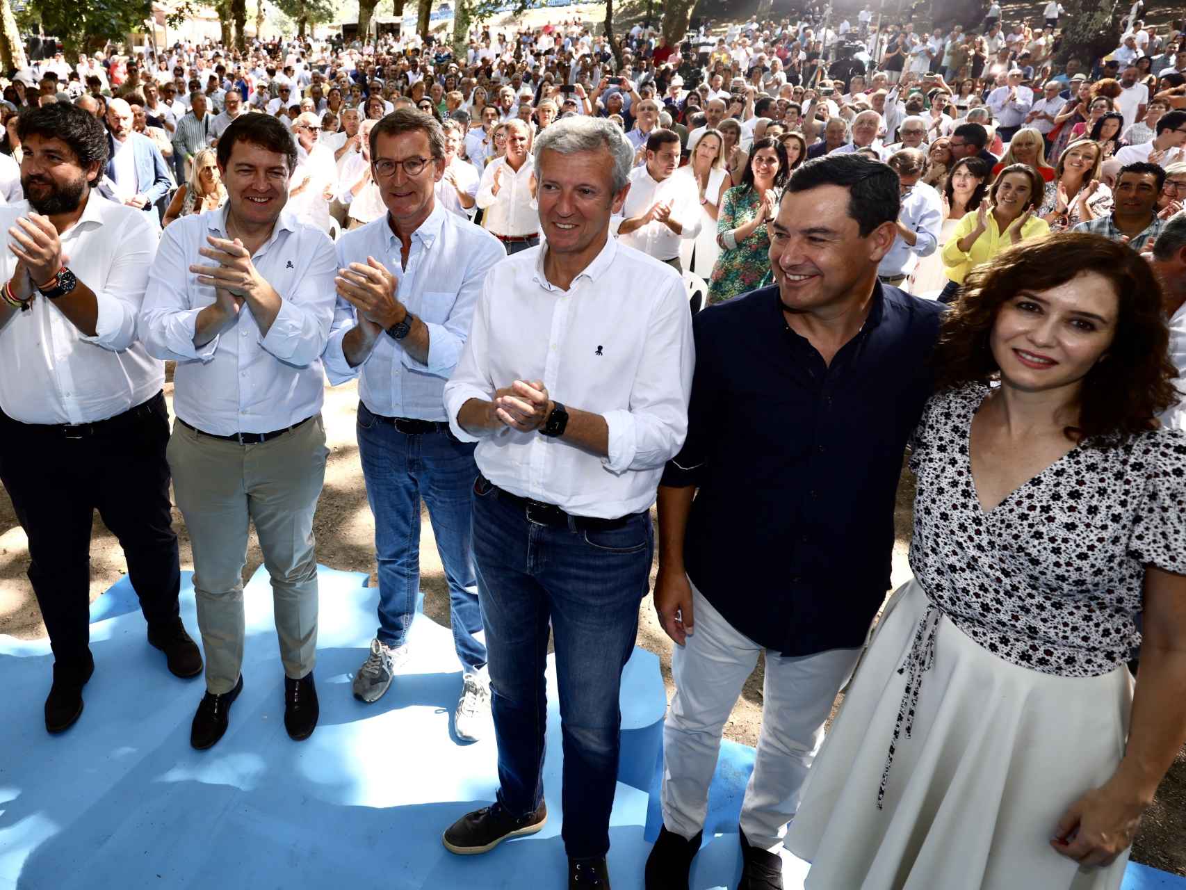 El presidente de la Junta, Alfonso Fernández Mañueco, junto a Alberto Núñez Feijóo y el resto de presidentes autonómicos del PP, este sábado en Pontevedra.