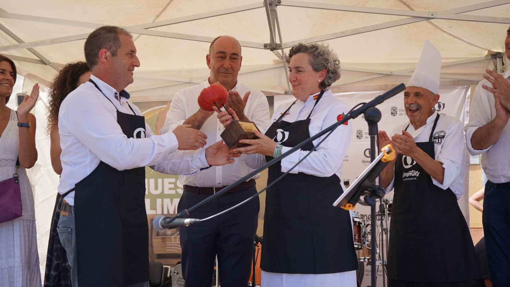 La chef Pepa Muñoz recibe el Tomate de Oro y anima a consumir Alimentos de Segovia
