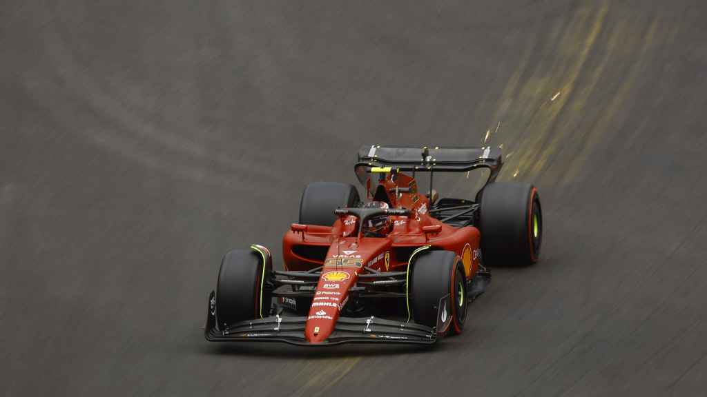 Carlos Sainz consigue la pole tras la sanción a Verstappen; Alonso, tercero