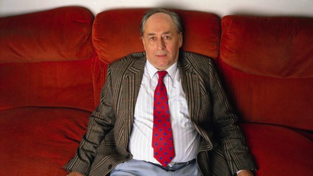 J. G. Ballard repantigado en un discreto sofá, con una discreta corbata, antes de morir en 2009.