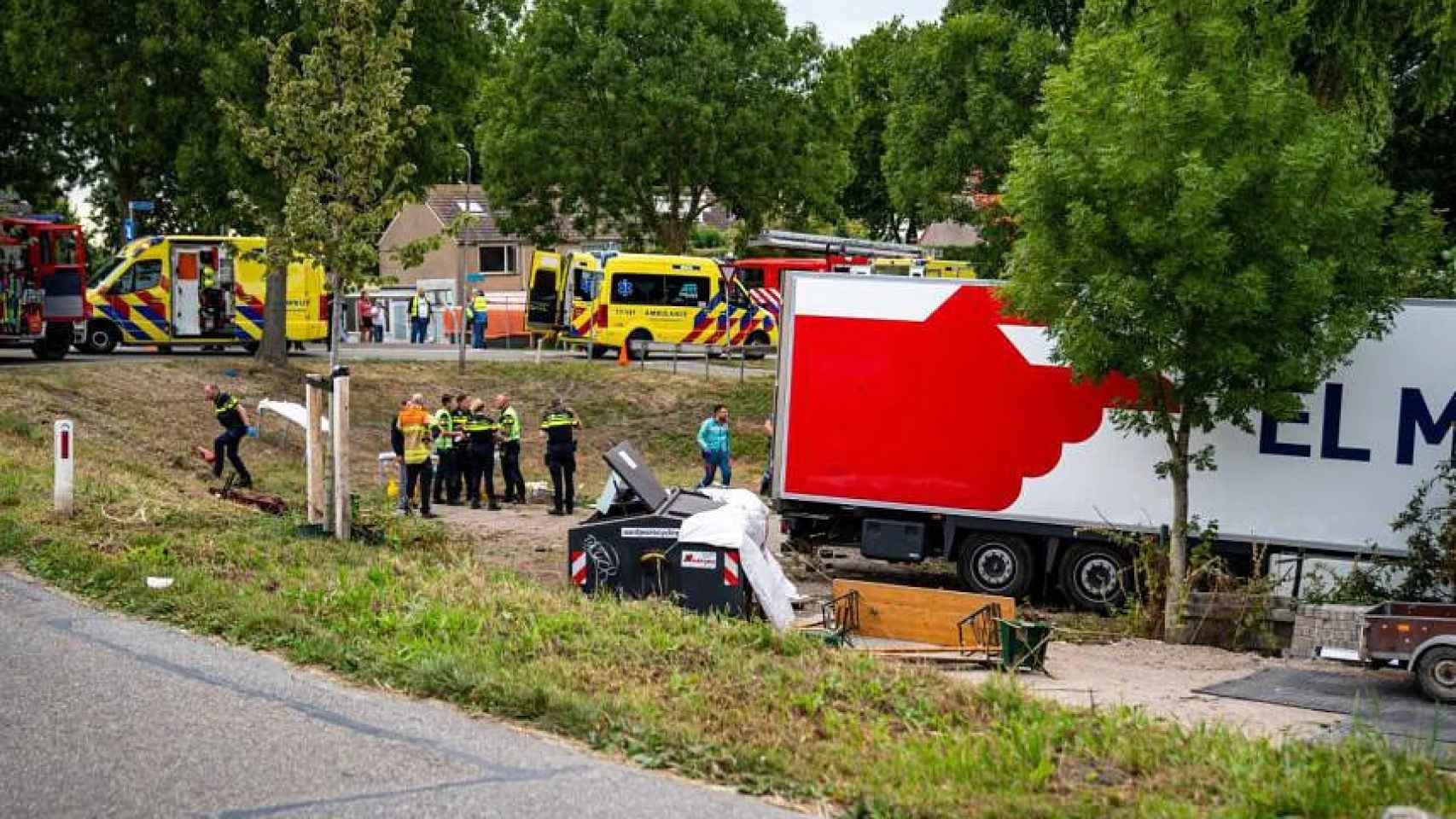 La policía neerlandesa acude al lugar del accidente de camión en Róterdam.