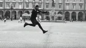 Captura del vídeo, con un salto en plena Plaza de María Pita
