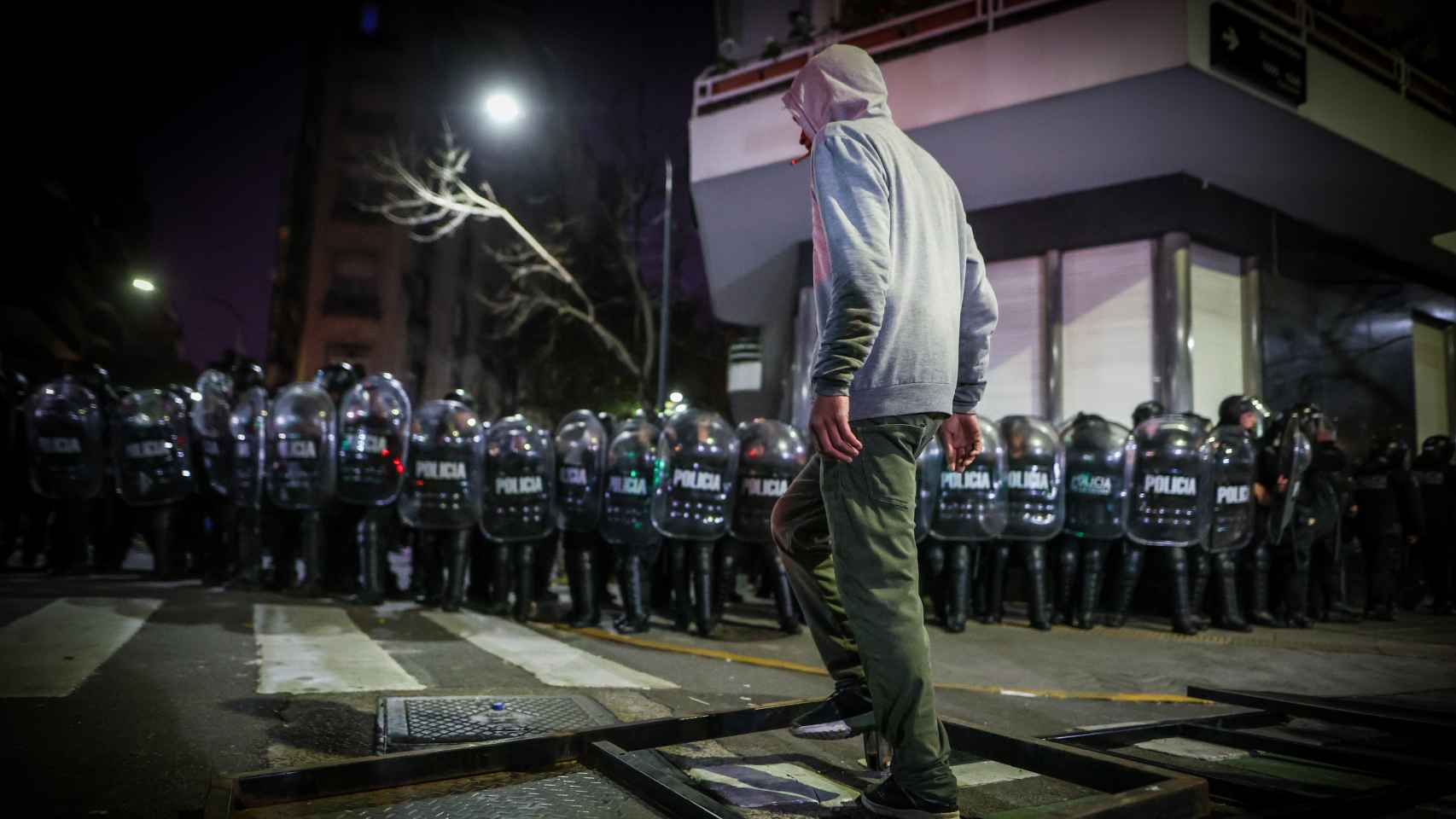 Un simpatizante de Cristina Kirchner, frente a la Policía de Buenos Aires antes de las cargas policiales