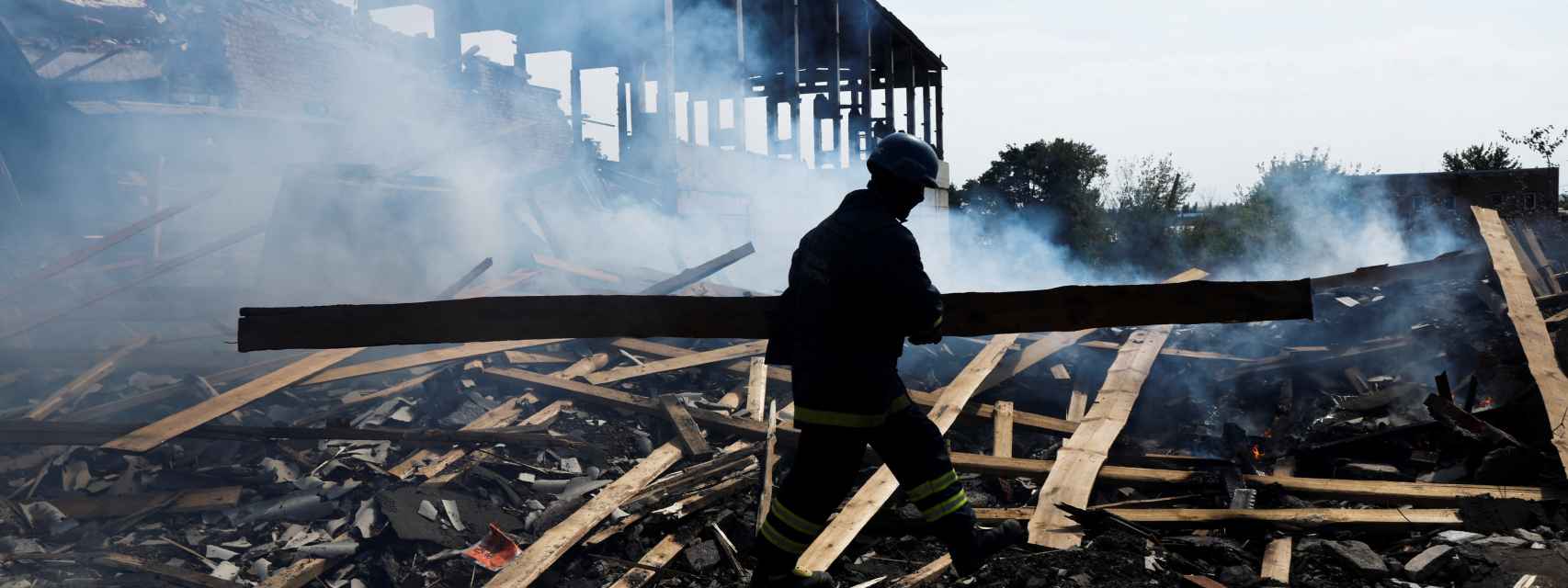 Un bombero ucraniano trabaja entre los escombros de una fábrica golpeada por los ataques rusos en Sloviansk