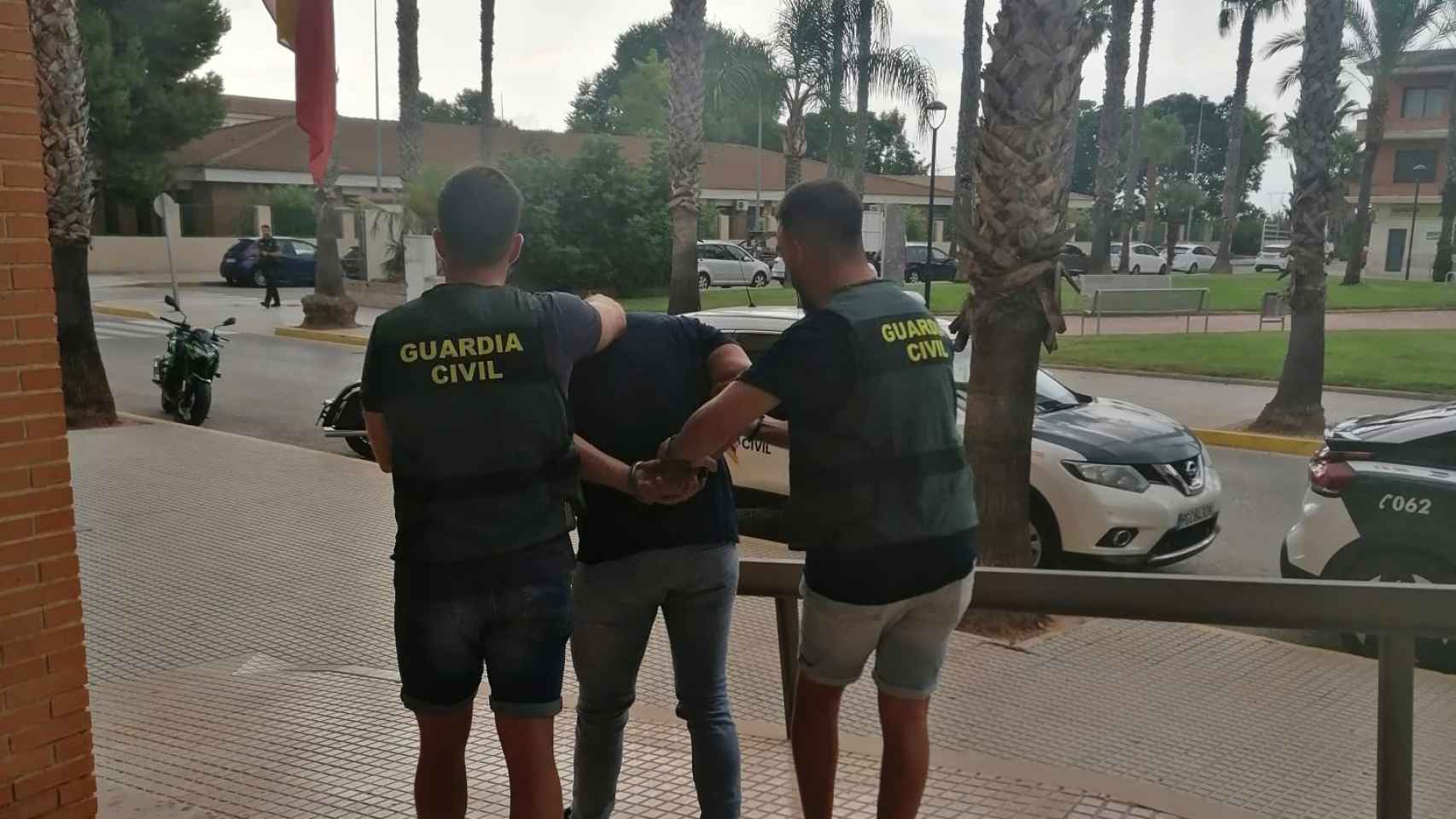 La Guardia Civil detiene a un toxicómano reincidente violento en la Alcudia.