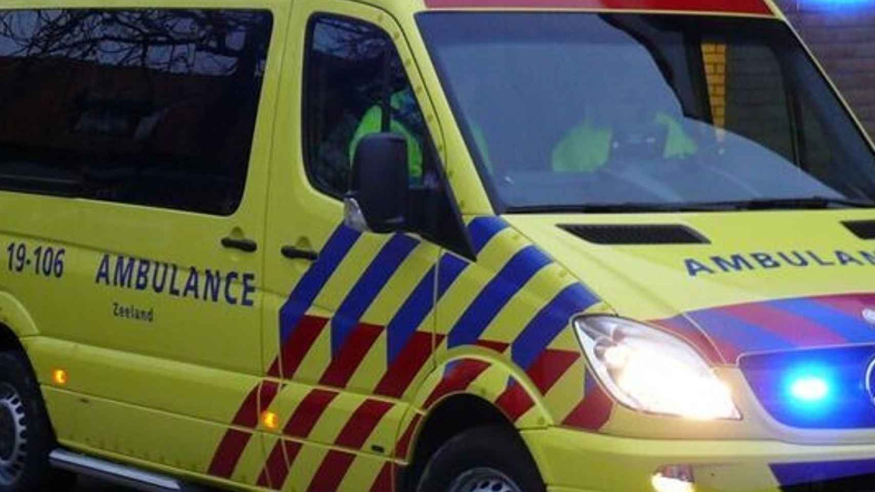 Una ambulancia holandesa movilizada en el lugar de la tragedia.