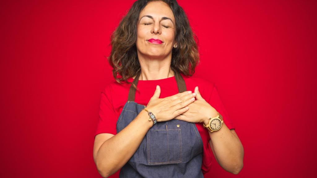 Una mujer se lleva las manos al corazón.