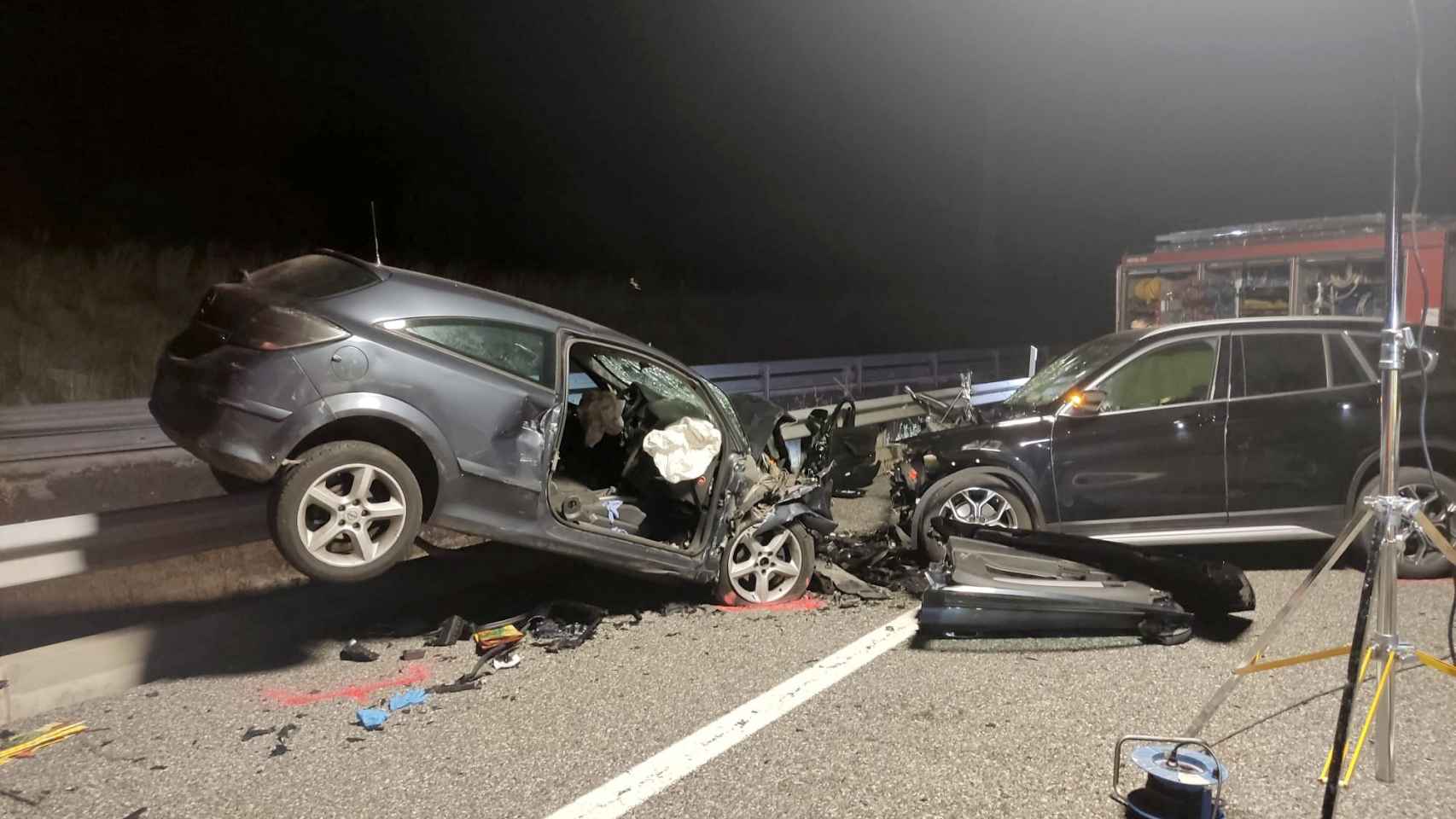 Accidente de tráfico entre dos turismos en la carretera AV-20 en la provincia de Ávila, en el que dos personas fallecieron y otra resultó herida